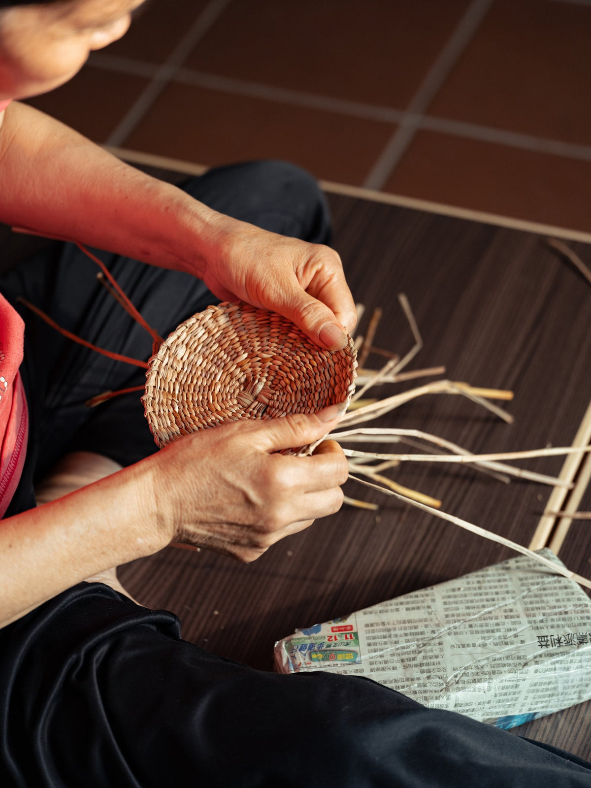 The trivet taking shape in the weaver's hands